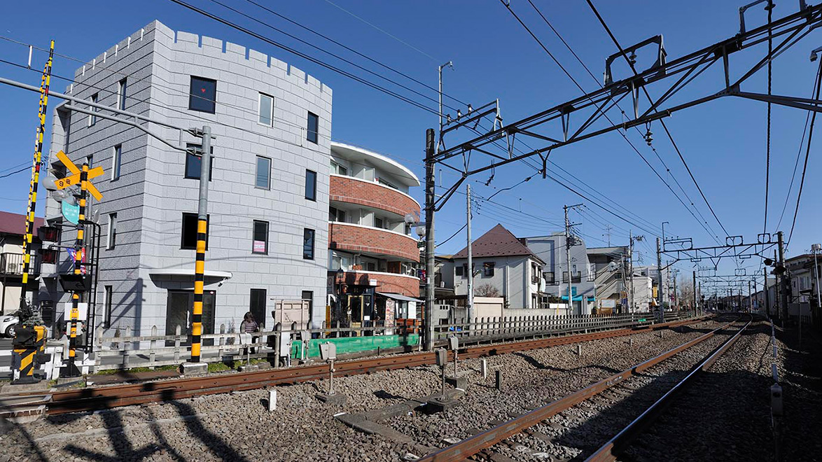 西武新宿線花小金井駅徒歩3分の好立地に位置。右側のビル「花小金井R-court」は2016年竣工