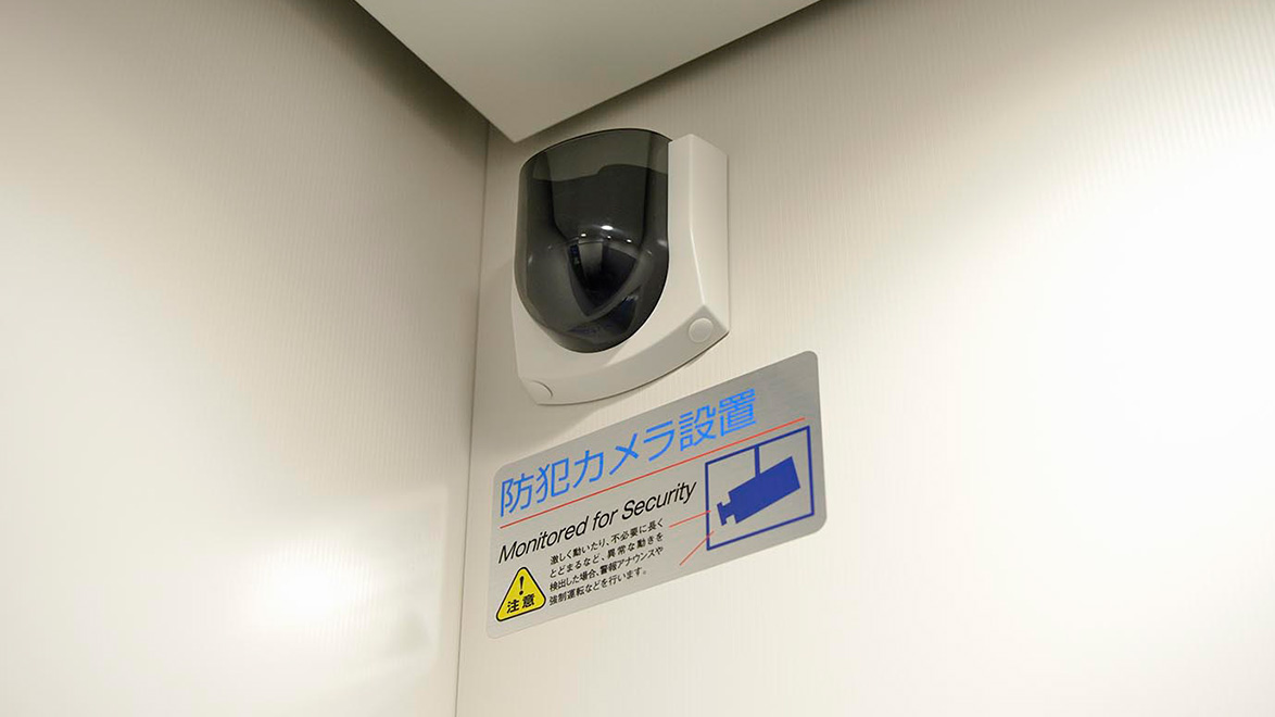 エレベーター内に設置したカメラでは1秒／1コマにて3日分を記録。オプションで約100日分の動画を録画できる