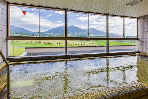 本館の天然ラドン温泉。展望大浴場からは新日本百名山のひとつである蒜山三座や牧場風景を楽しめる