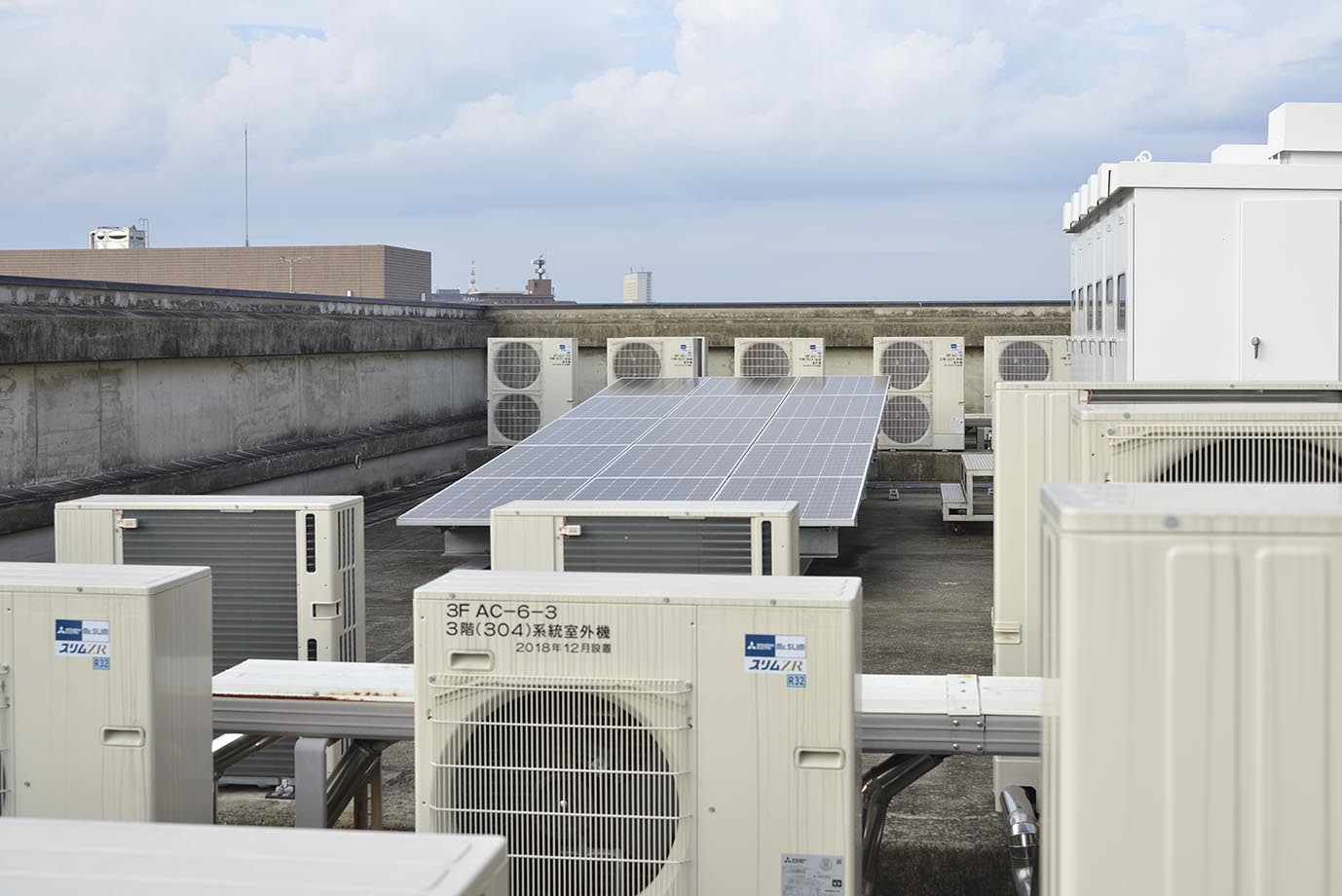 「HOWAビル津中央」屋上に設置した空調室外機と太陽光発電設備