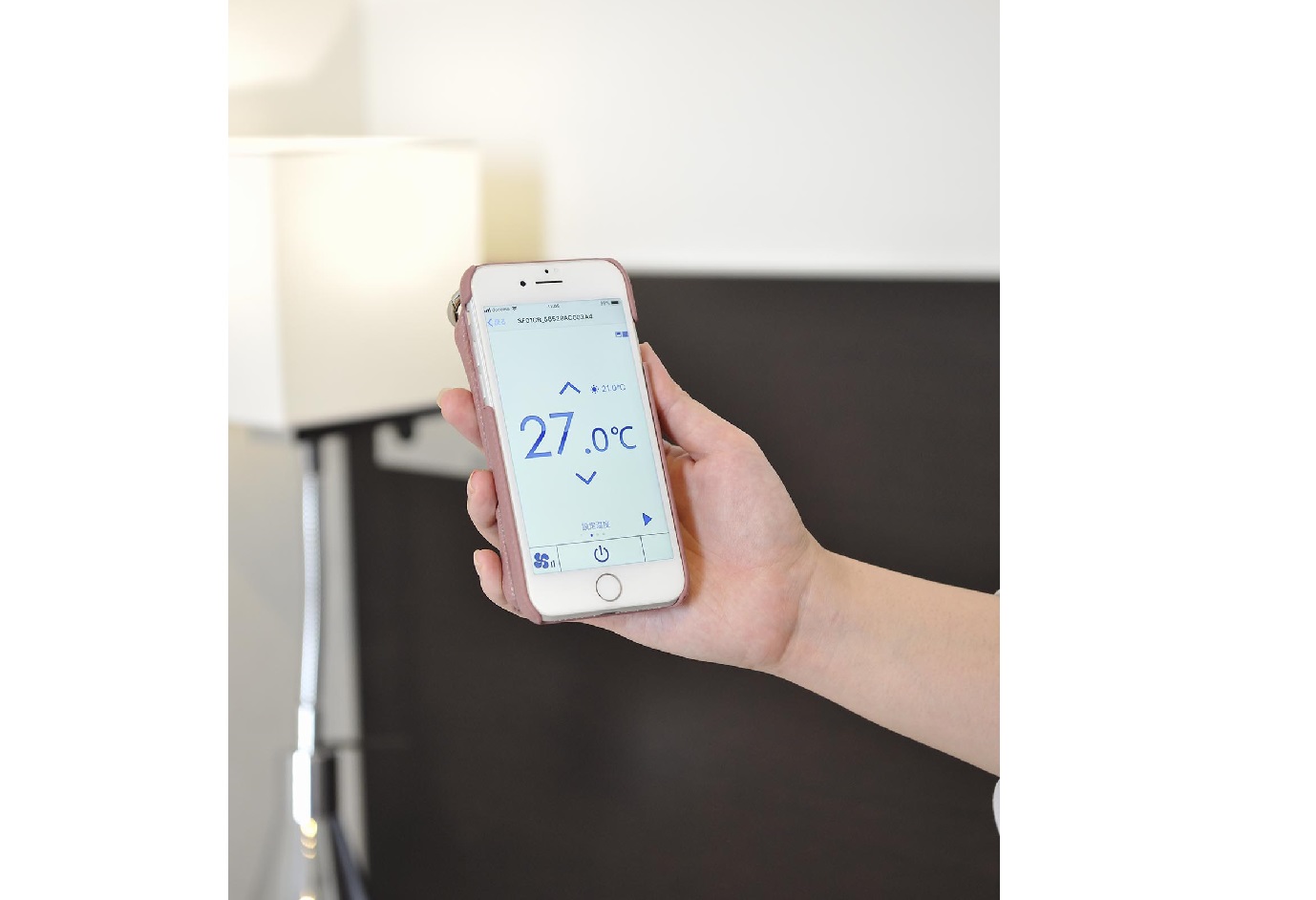 スマートフォンでアプリをダウンロードすればベッドで寝ながらの操作も可能