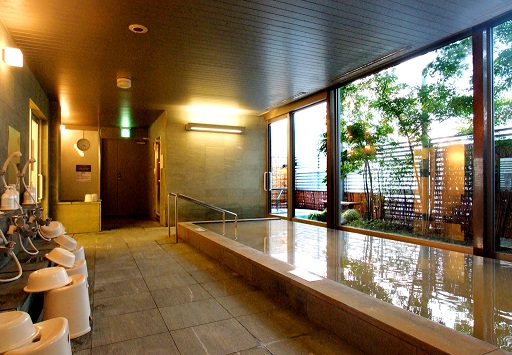 本館11階にある天然温泉「びざんの湯」は地下から湧き出る源泉100％の湯。素晴らしい展望も楽しめる
