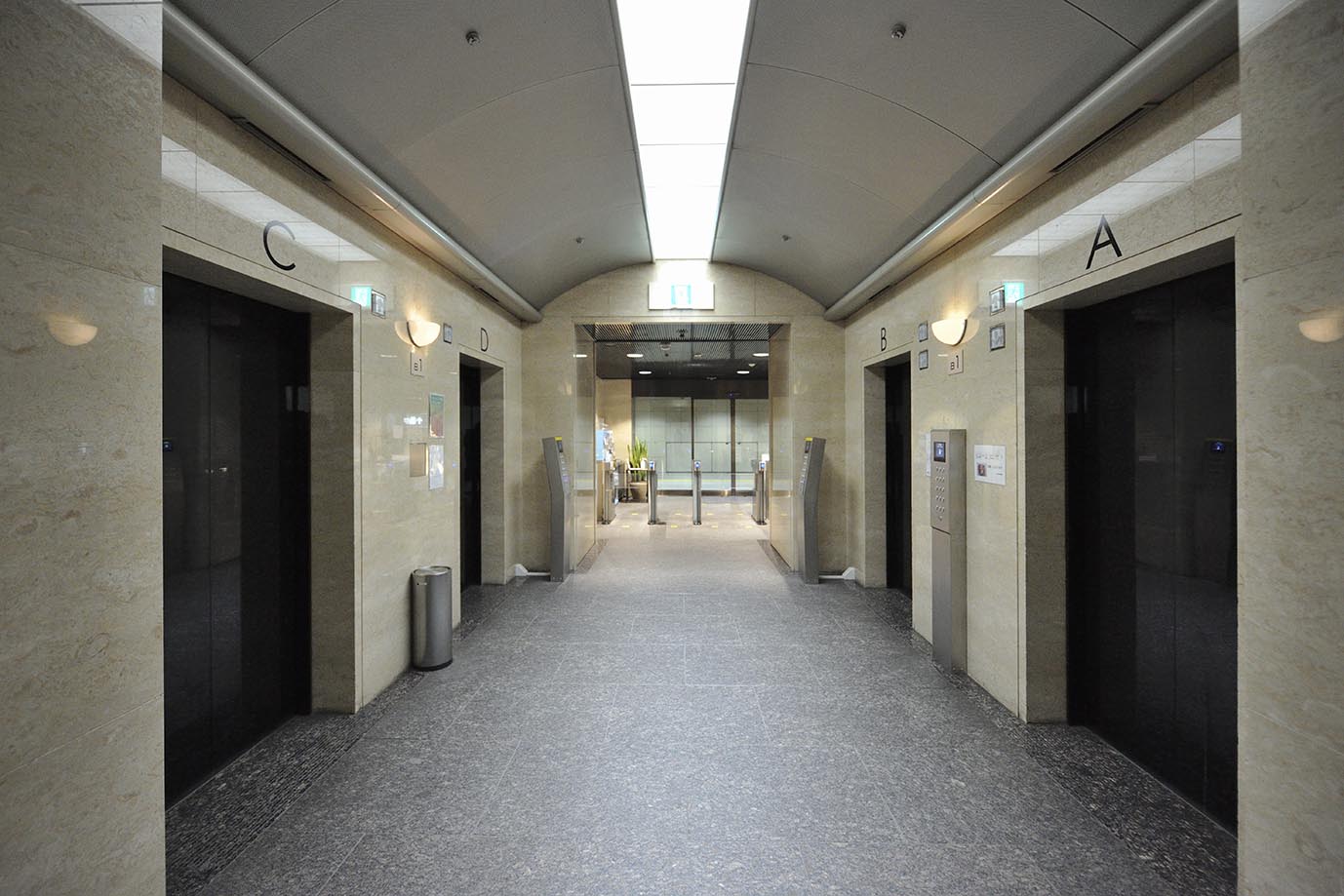 地下鉄上野駅に直結する地下1階エントランス。リニューアル前は入場ゲート前（写真奥）に行列ができていた。