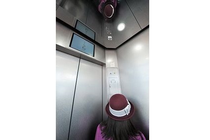 エレベーターの天井は鏡面仕上げのため、風景の映り込みも楽しめる設計となっている