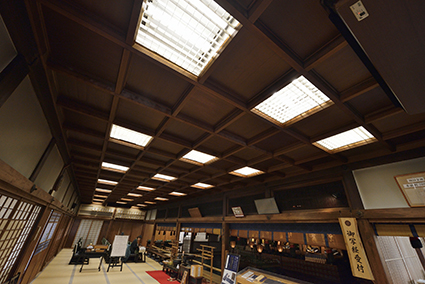 LED照明に交換した五大堂。格天井の各間の寸法に合わせて取り付けられた