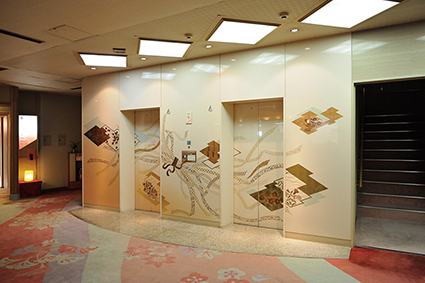 雅亭1階エレベーターホール。ドアの意匠は京風で統一