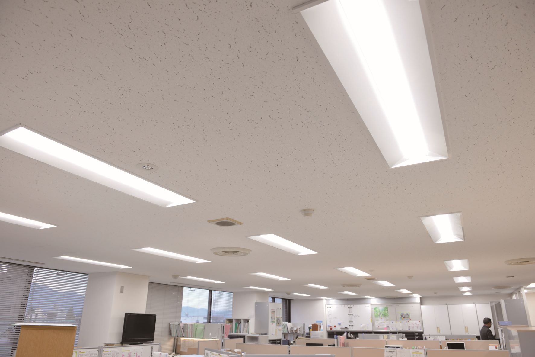LED照明への切り替えで「明るくなった」と社員の評価も高い本社ビル4階のオフィススペース