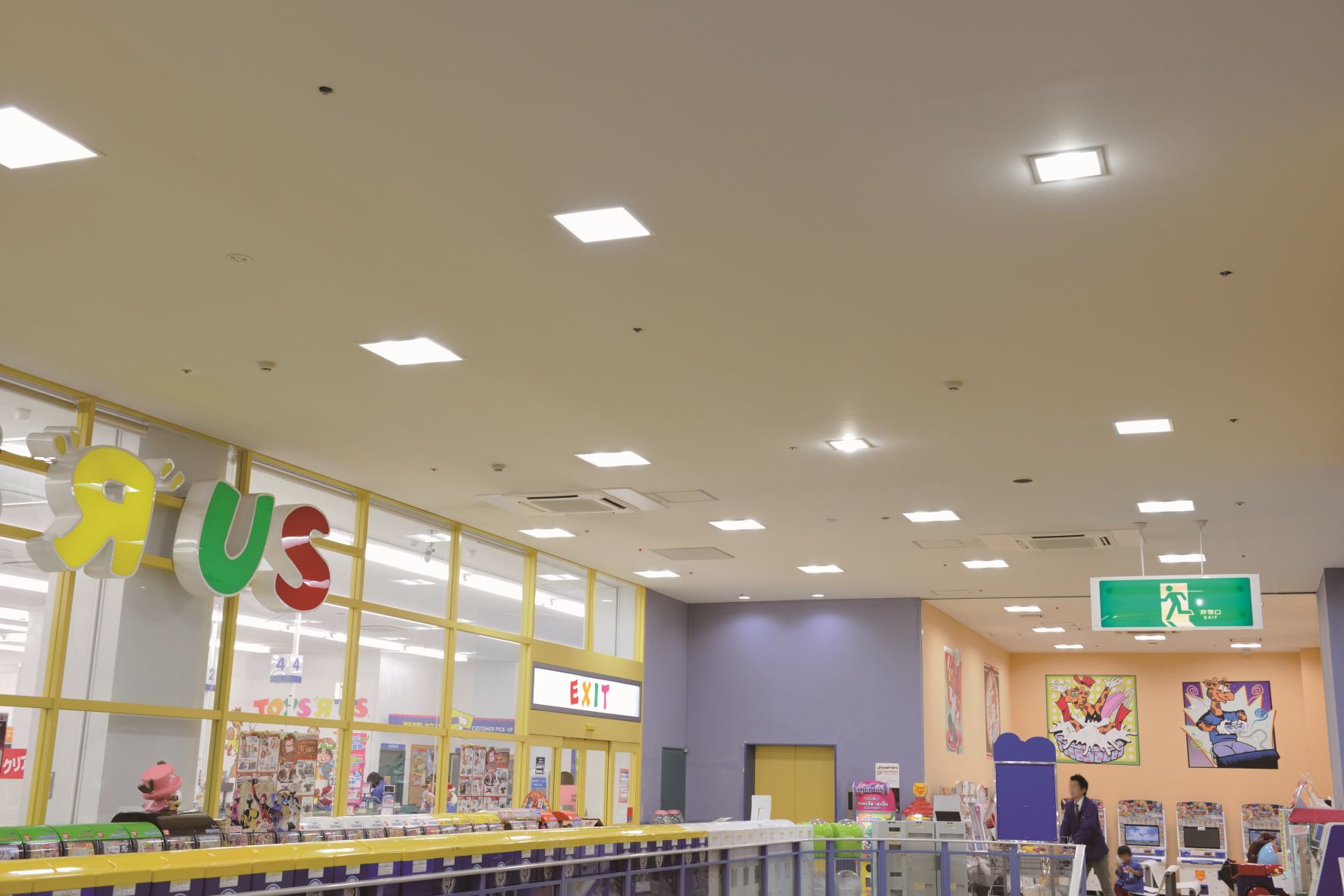 「リップスガーデン」には家電・玩具チェーンなどが入居。1～2階共用部分の照明をすべてLEDにリニューアル