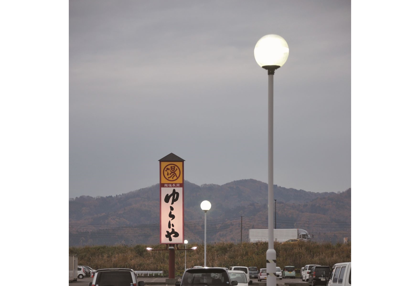 「リップスガーデン」の駐車場は、街路灯のすべてをLEDにリニューアル