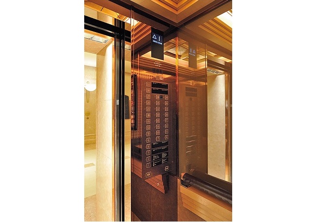 使い勝手と美しさの両立を目指してデザインを一新したエレベーターかご室の操作パネル。リニューアル後は銅板と階数ボタン部分の一体感が生まれ、階数表示の視認性も向上
