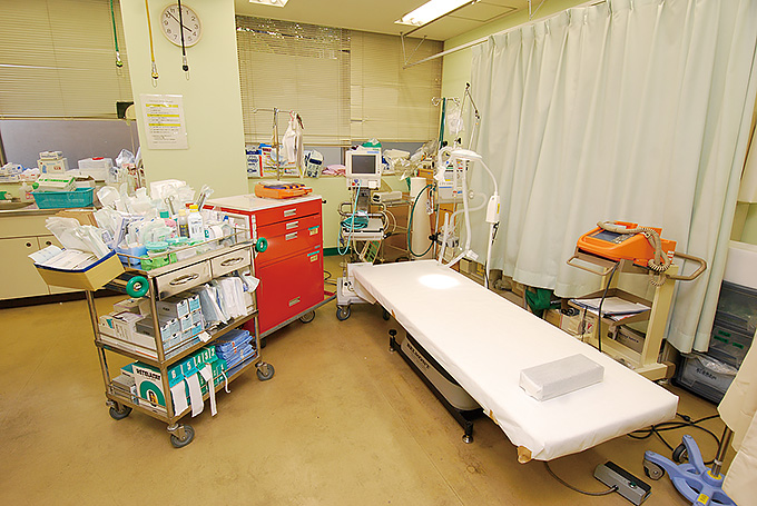 救急処置室。24時間対応の救急診療は専門スタッフが待機し、夜間の手術も可能