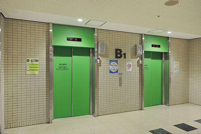 4台のエレベーターが2台ずつ向かい合う本館地下1階のエレベーターホール