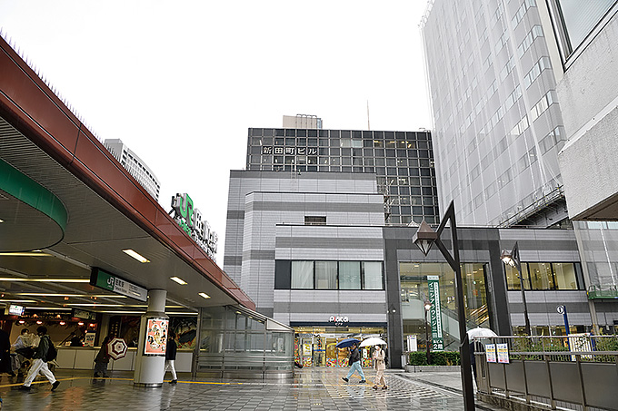 JR田町駅西口を出た左手にある田町センタービル（写真正面）