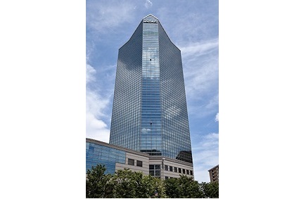 タワー111。（株）インテックの創立（1964年1月11日）、株式上場（1982年11月1日）などがビル名の由来。高さも111m