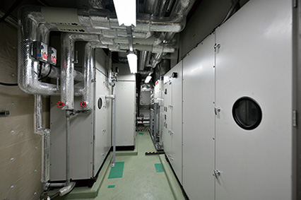 各フロアの機械室にある空調機。部分改修によりテナントフロアに快適な空調環境を提供する
