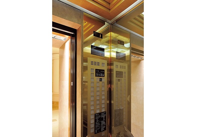 リニューアル前のエレベーターかご室の操作パネル